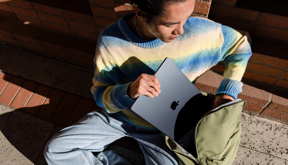 Superleve e fino, o MacBook Air cabe em qualquer mochila.