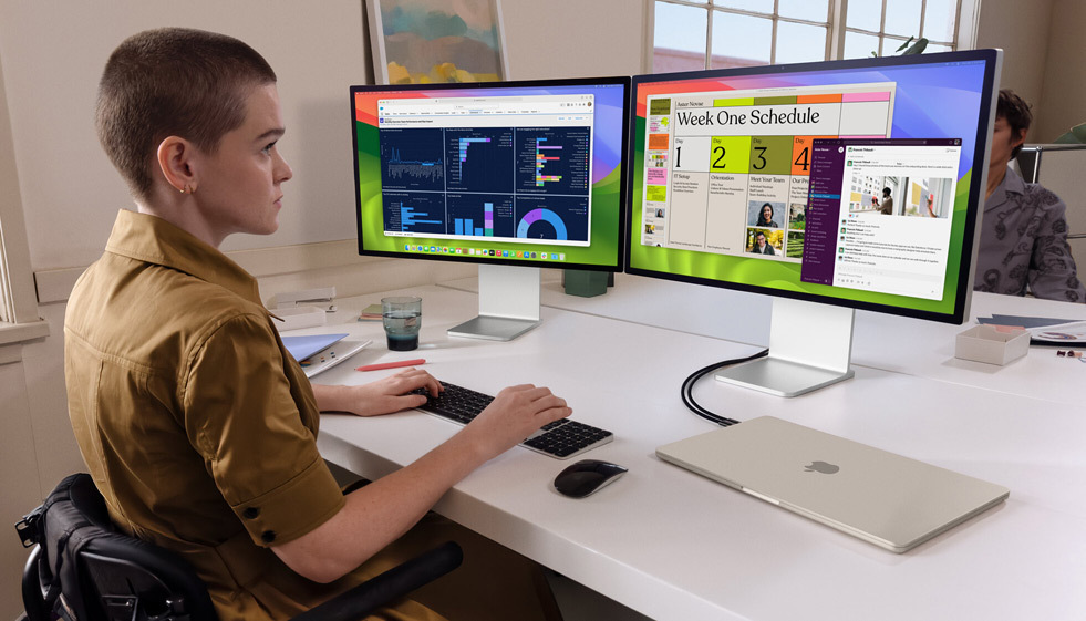 No escritório ou no estúdio, o MacBook Air com processador M3 permite despachar tudo a grande velocidade com dois monitores externos e a tampa do portátil fechada.